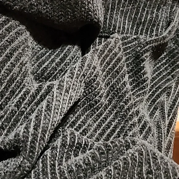 Black and Red Ling Sleeve Top - Picture 8 of 9